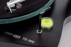 Thorens  TD 309  Poziom reguluje si� imbusem poprzez metalow� tulej� zintegrowan� z podstaw�. W komplecie otrzymujemy ma�� poziomic� z p�ynem w jaskrawozielonym kolorze.